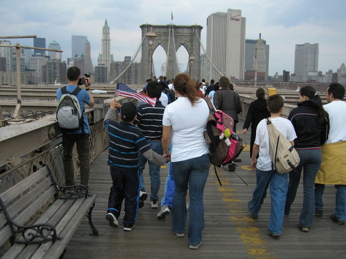 shutterstock_1287398 People walking on the Brooklyn Bridge, New York City.