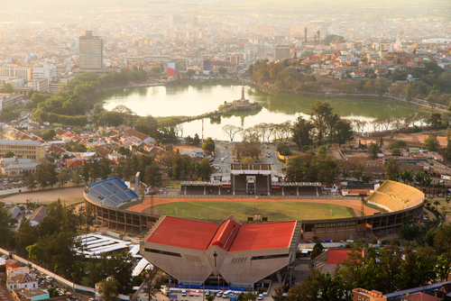Aerial view of a stadium and a lake surrounded by a city