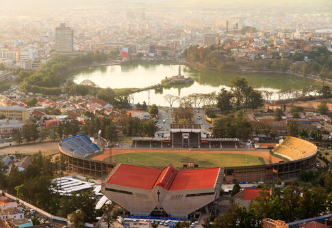 Aerial view of a stadium and a lake surrounded by a city